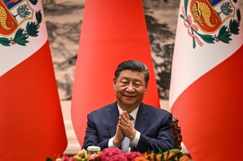 China's President Xi Jinping applauds