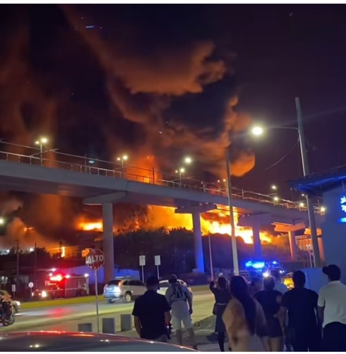 Las llamas generaron una extensa columna de humo que pudo observarse desde diferentes sectores de Panamá Norte. Tomada de Instagram