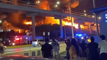 Explosiones y enormes llamas durante el incendio de una fábrica de colchones en Panamá