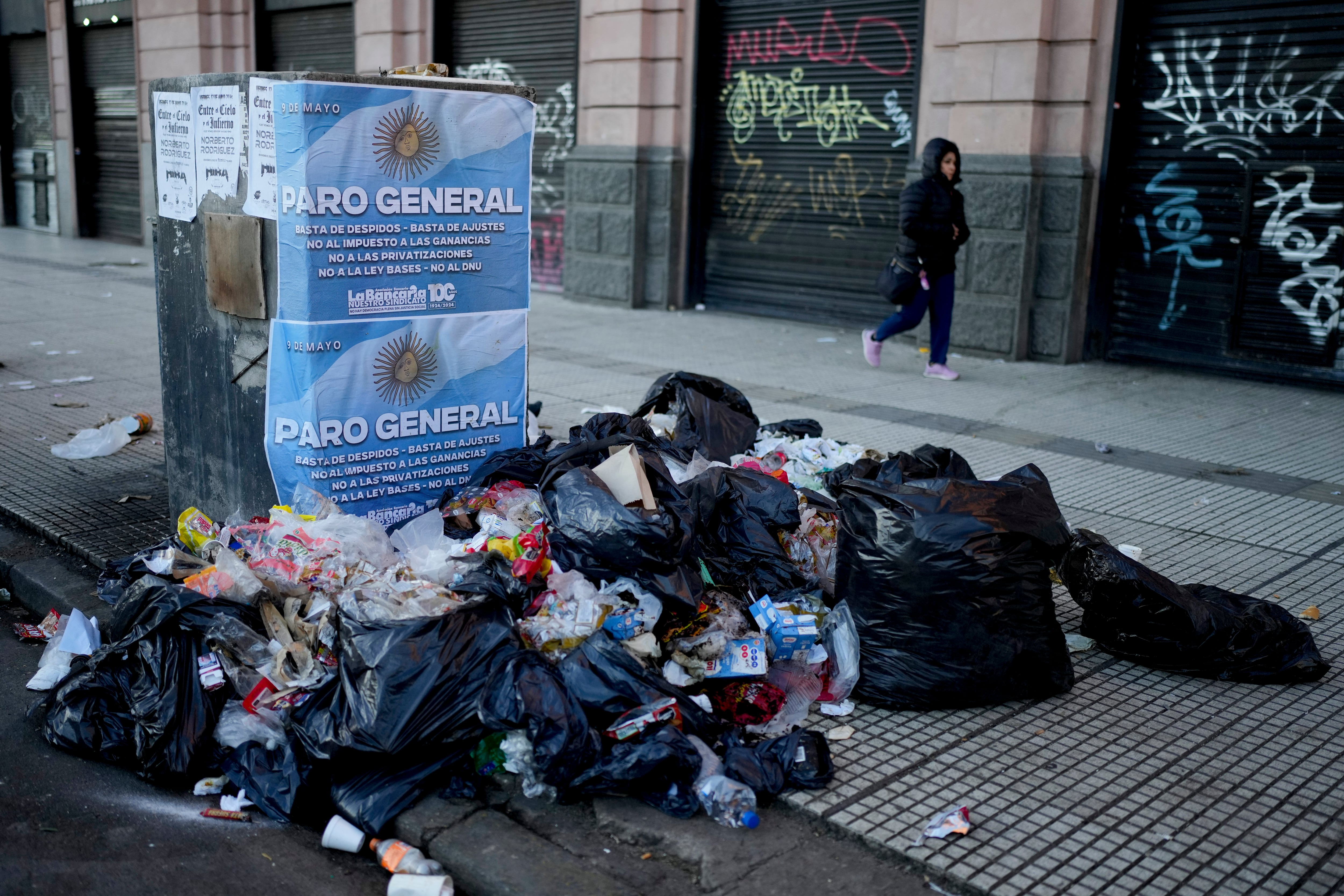 Montañas de basura en CABA tras el paro de Camioneros por una protesta de la CGT (Foto: AP/Natacha Pisarenko)