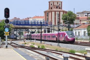 Un tren Avlo entra en