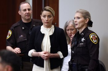El regreso de Amber Heard a la sala tras un descanso en el Tribunal de Circuito del Condado de Fairfax, Virginia (Jim Lo Scalzo/REUTERS)
