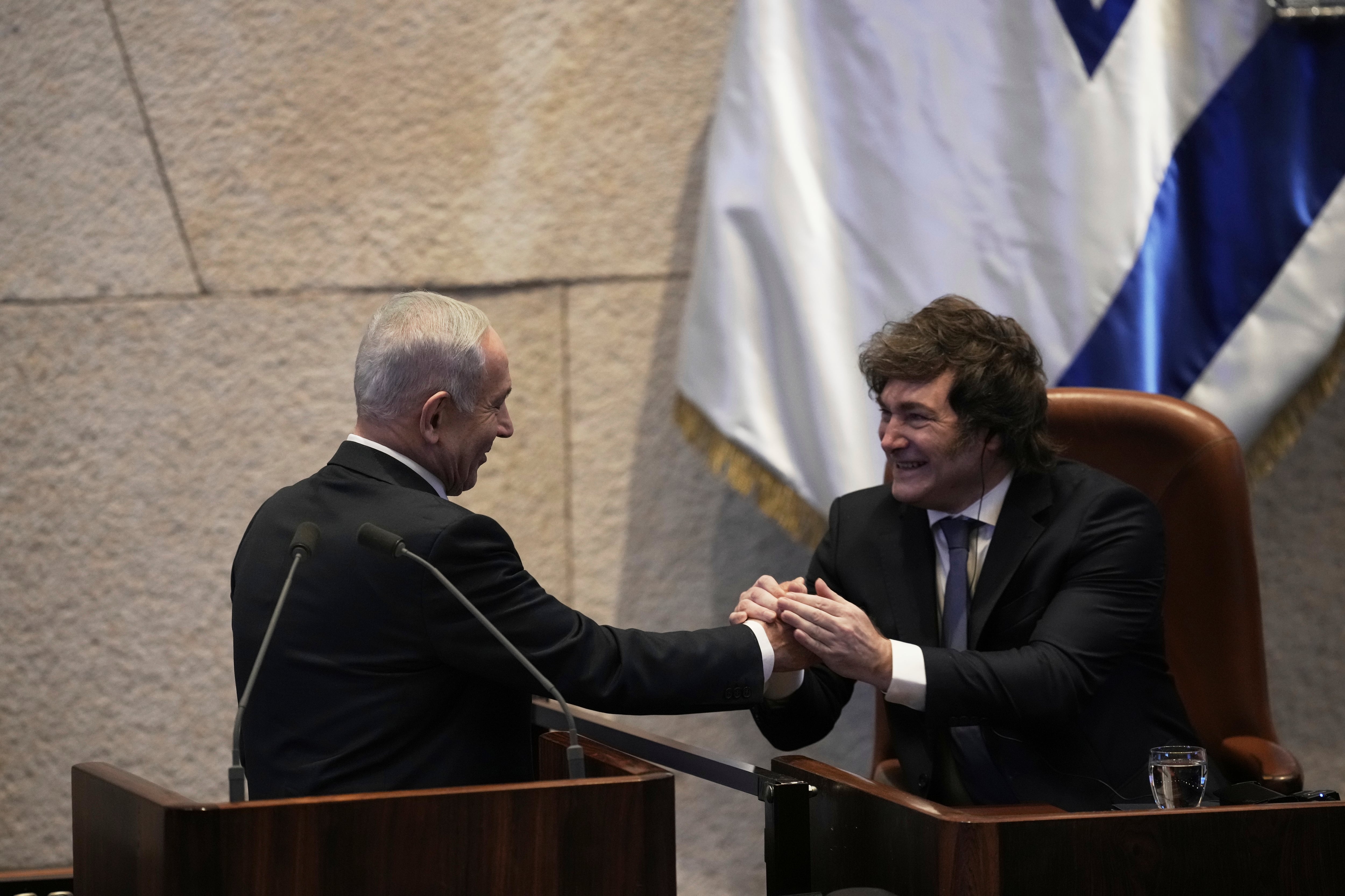 El primer ministro israelí Benjamin Netanyahu con el presidente Javier Milei en el parlamento israelí en Jerusalén el 11 de junio del 2025 (AP foto/Ohad Zwigenberg)