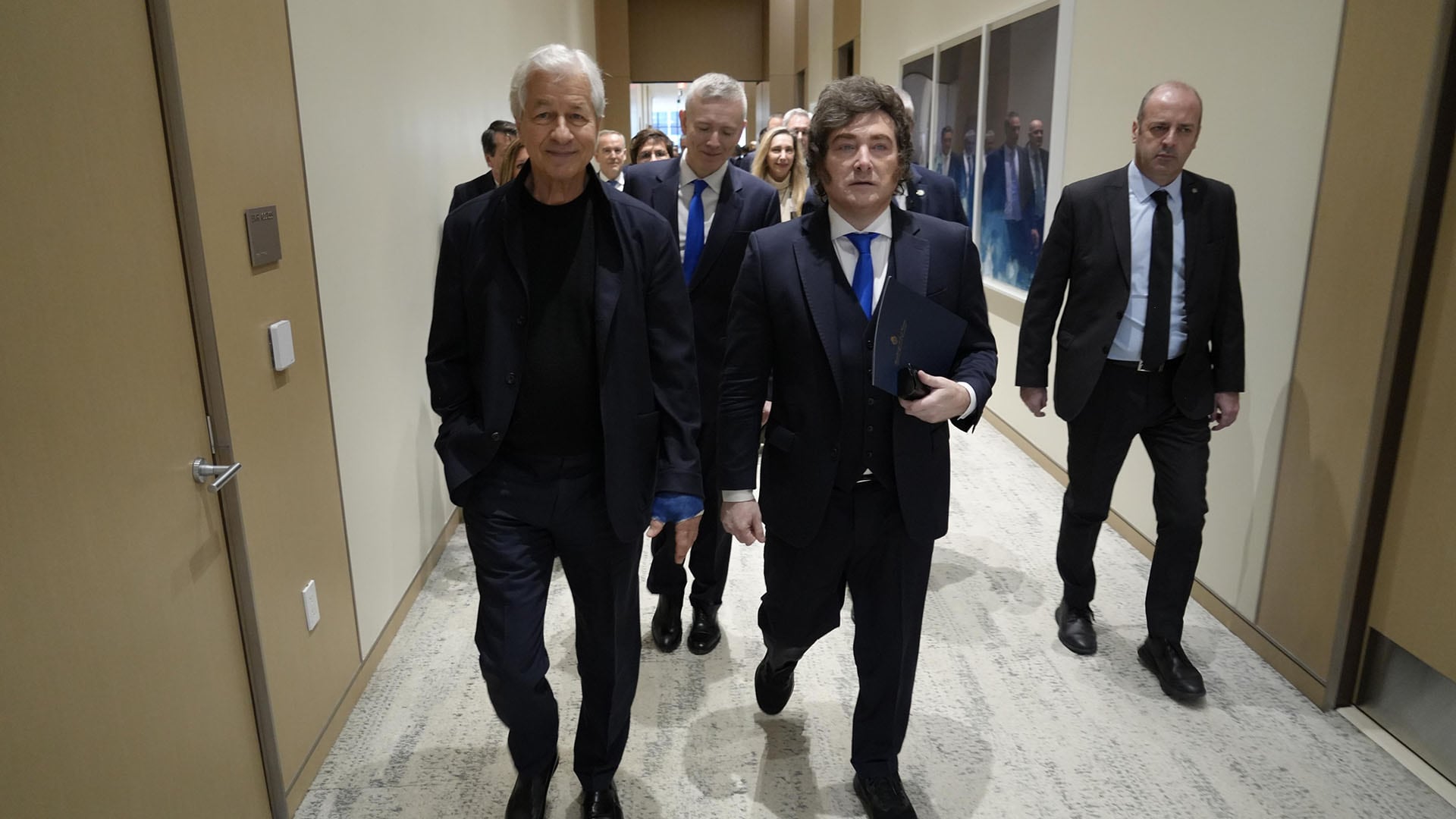 El presidente argentino Javier Milei camina junto a Jamie Dimon, CEO de JPMorgan Chase, en un pasillo durante el evento Argentina Week en Nueva York. (Presidencia)