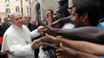 El papa Francisco, con refugiados.