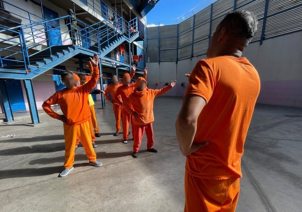 Ecuador regula el uso de la fuerza en prisiones y prohíbe castigos físicos en respuesta a denuncias de presuntos abusos Ecuador regula el uso de la fuerza en prisiones y prohíbe castigos físicos en respuesta a denuncias de presuntos abusos