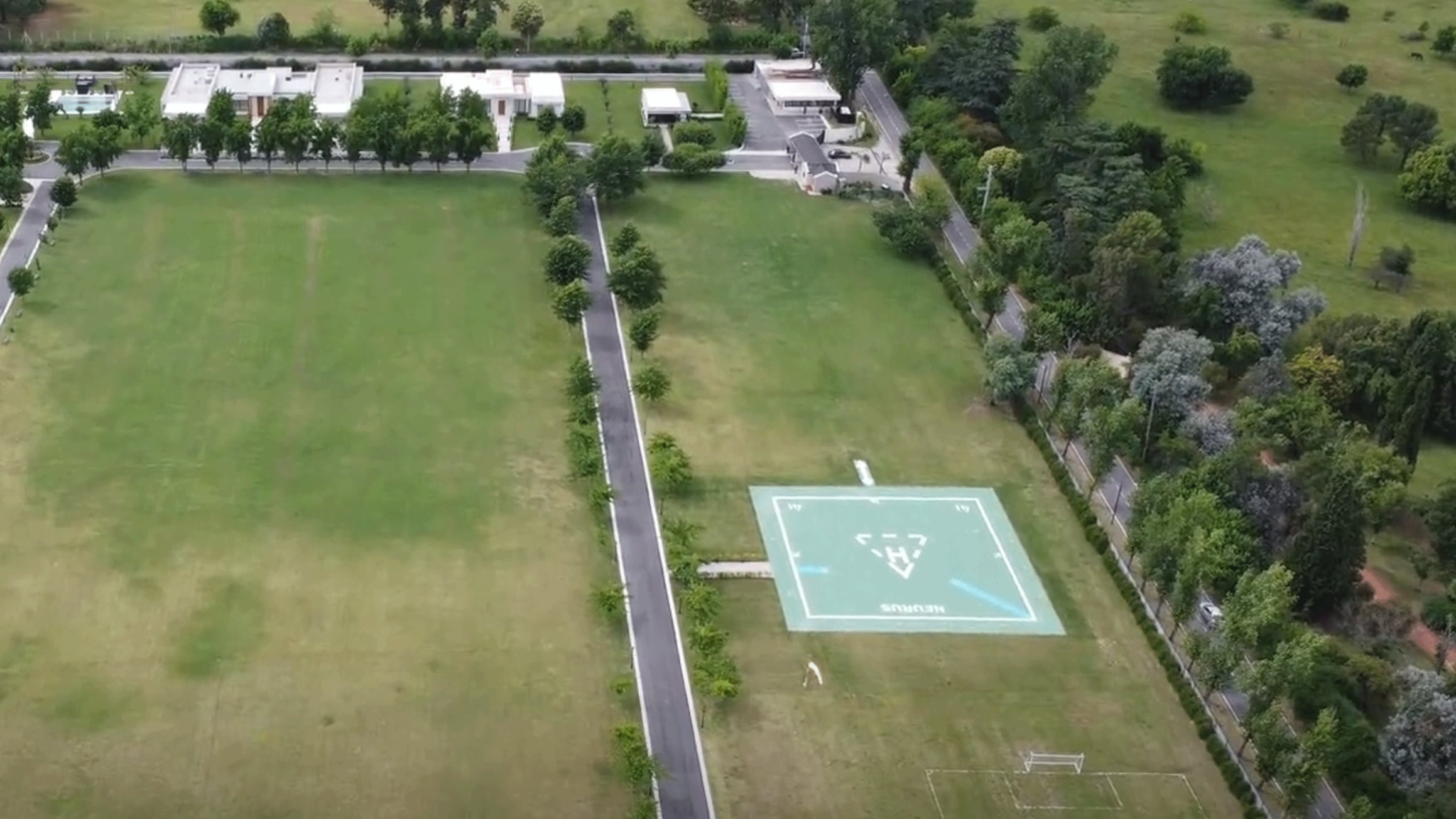 La mansión cuenta con un helipuerto, cuyo uso motivó medidas para reconstruir vuelos, pasajeros y movimientos aéreos vinculados al predio