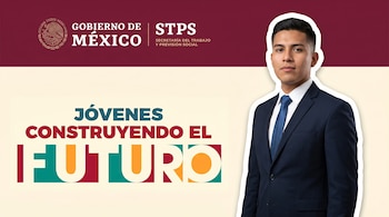 Joven profesional mexicano en traje oscuro y corbata azul con contorno blanco, posando junto al cartel institucional de 'Jóvenes Construyendo el Futuro'.