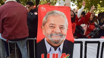 Lula gana a Bolsonaro por un estrecho margen con un 5% escrutado
