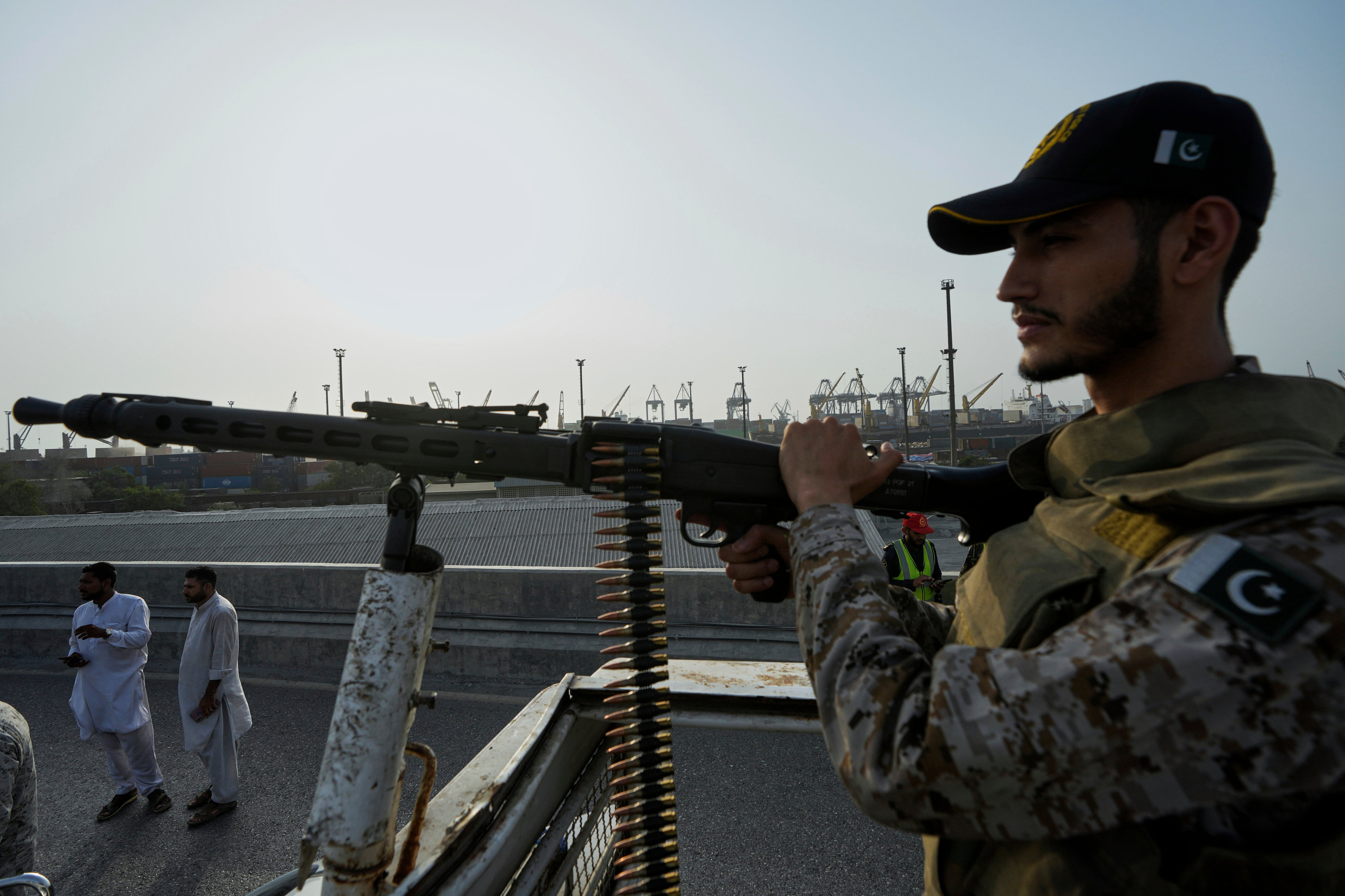 Un soldado paramilitar en alerta sobre un vehículo en la carretera cercana al puerto paquistaní de Karachi, el viernes 9 de mayo de 2025, luego de que aumentaron las tensiones militares entre Pakistán y la India. (AP Foto/Fareed Khan)