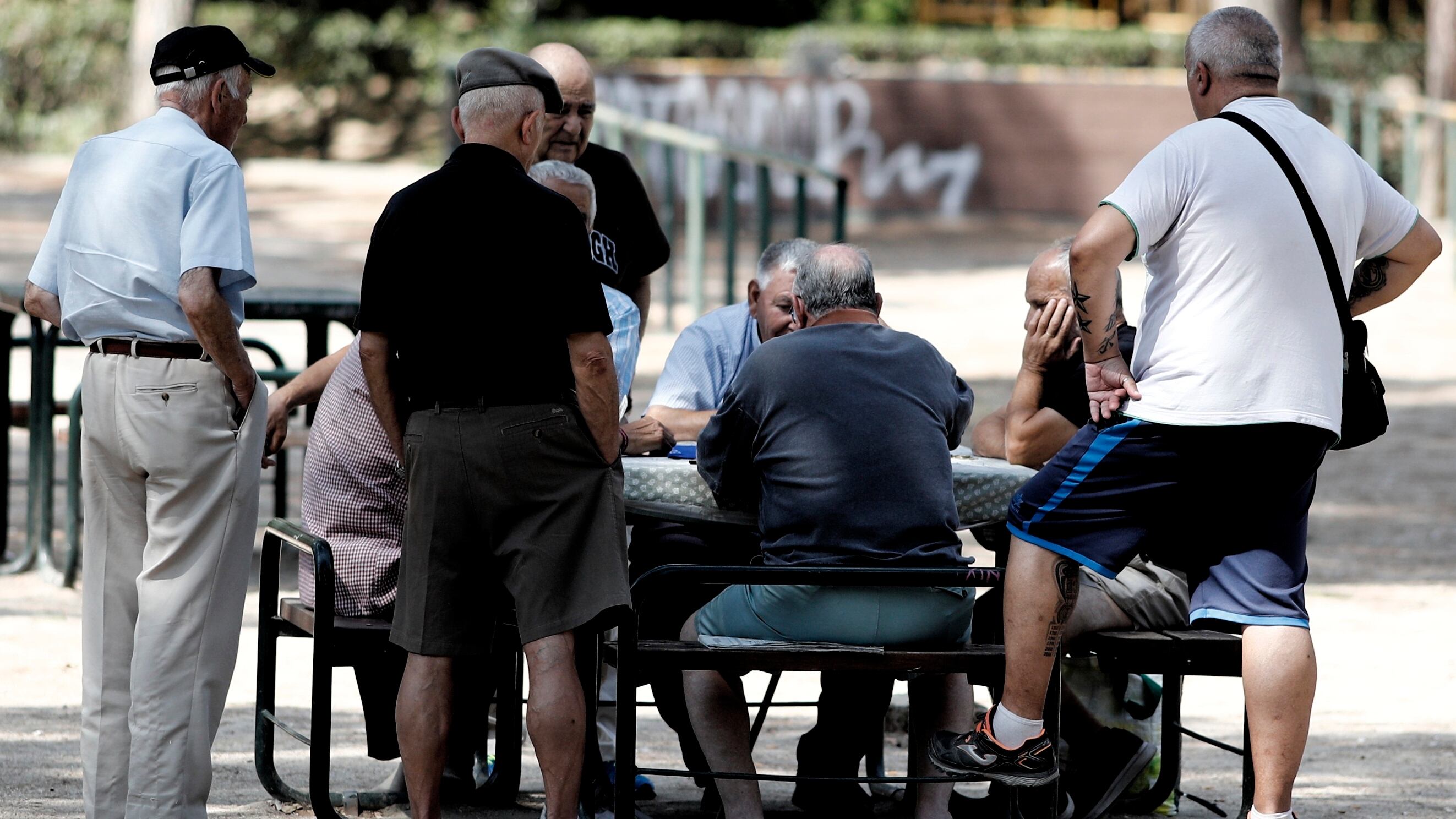 Varios pensionistas juegan al dominó en un parque de Madrid.(Eduardo Parra - Europa Press)