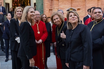 La reina Sofía (2d), acompañada por lla alcaldesa de Cartagena Noelia Arroyo (d) y las infantas Elena (2i) y Cristna (i), este Jueves Santo durante la procesión del Silencio y del Cristo de los Mineros de Cartagena, de la cofradía de los Californios. (EFE/Marcial Guillén)