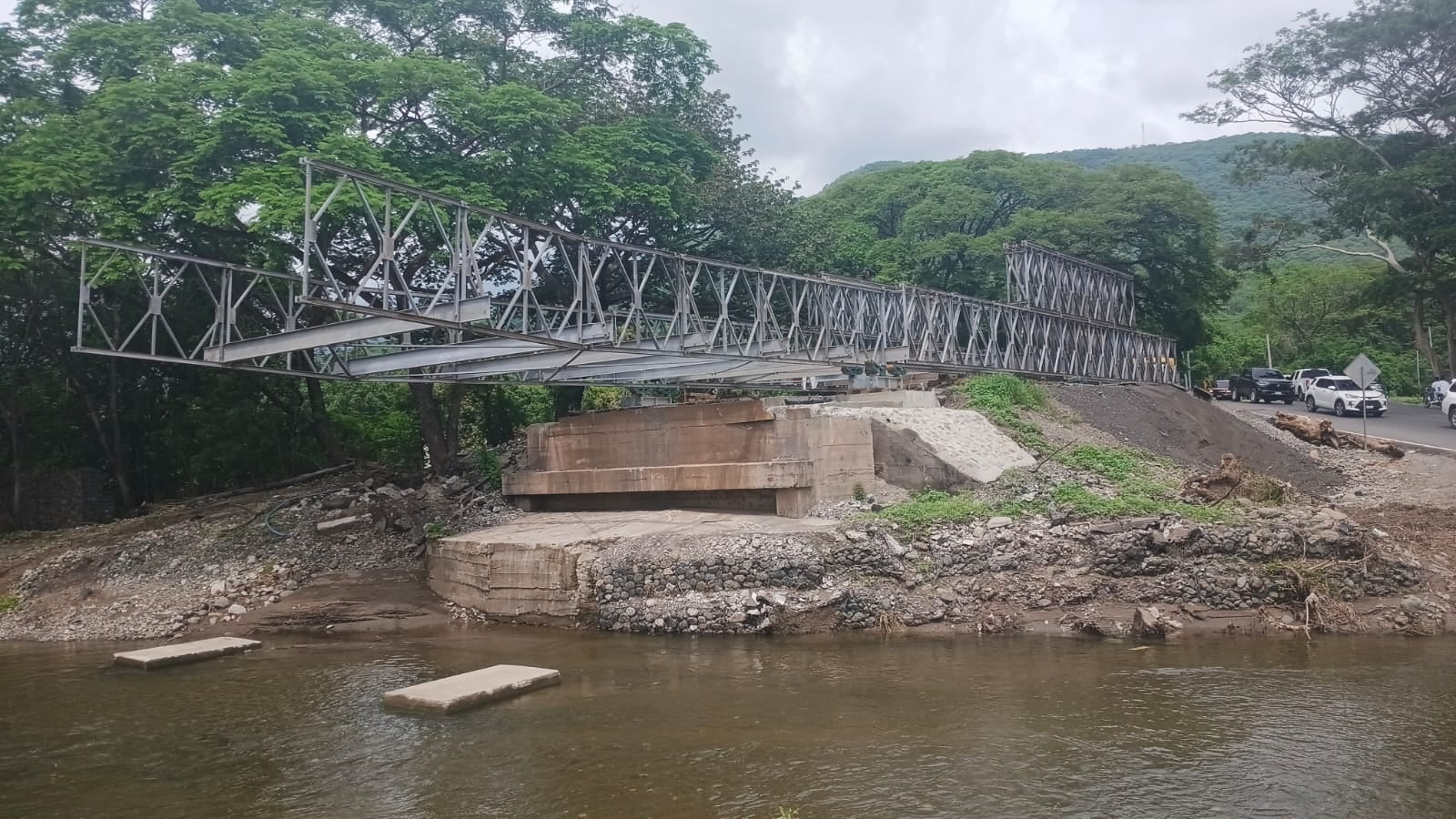La estructura tipo Acrow Panel tiene una longitud de 39,65 metros y un ancho de 7,35 metros para el paso de doble vía. (Ministerio de Comunicaciones)