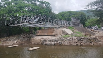 El Ministerio de Comunicaciones armó seis de los trece módulos del puente modular metálico en el sector Güijo de Zacapa.