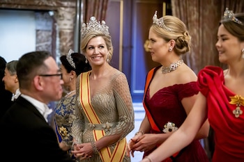 La princesa Amalia y la reina Máxima de Holanda con los emperadores de Japón (Grosby)