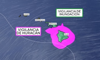 Mapa de las islas de Hawái con recuadros de texto que indican vigilancia de huracán en rosa y vigilancia de inundación en verde