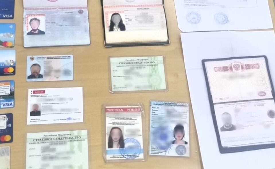 Pasaportes y otra documentación secuestrada a los imputados de nacionalidad rusa