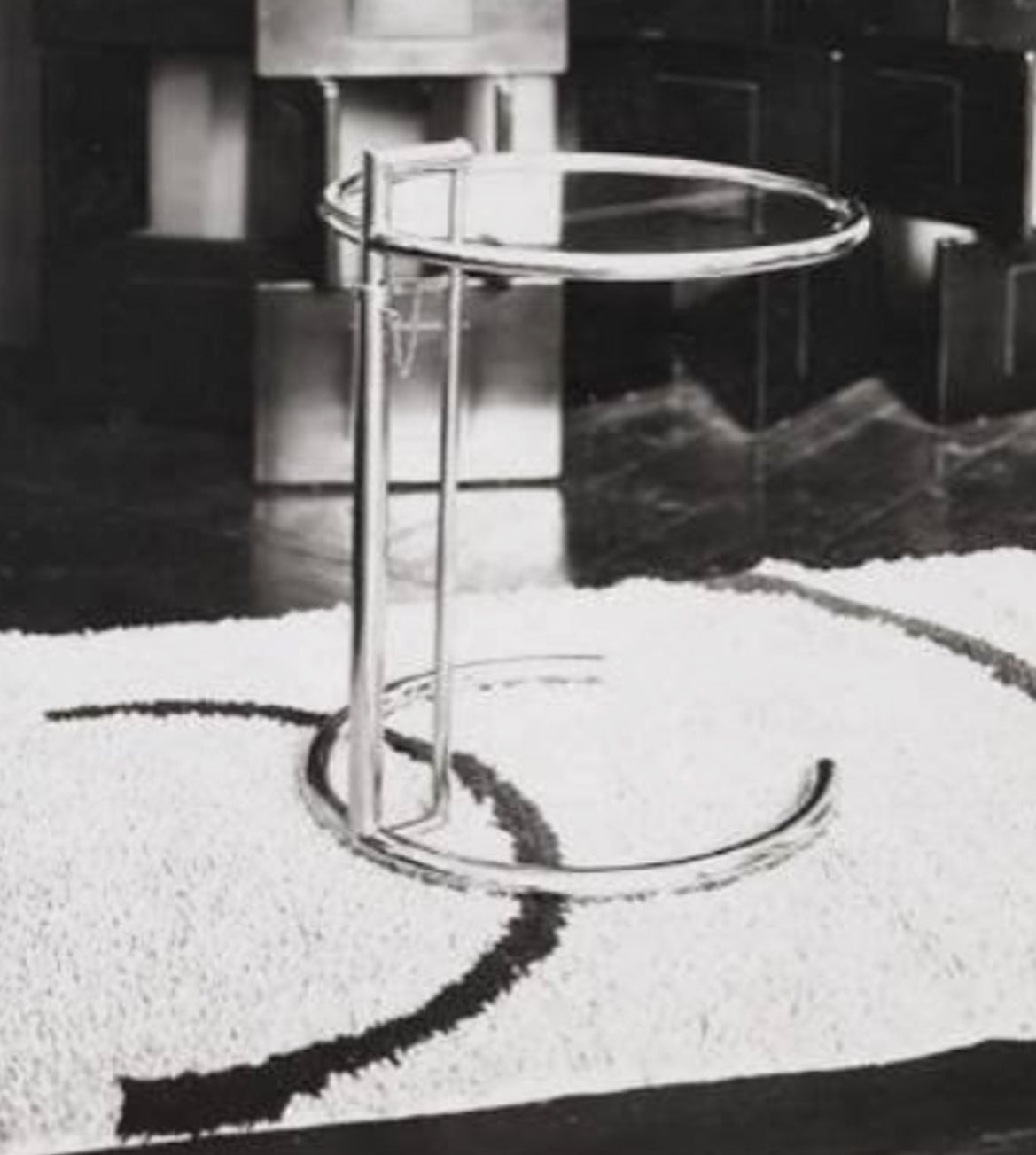 Luciana Levinton relee el legado de Eileen Gray desde Buenos Aires y convierte la muestra en un homenaje, una investigación visual y una traducción entre épocas.