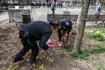 Agentes de policía recogen panfletos