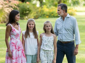 La vacaciones de la familia española, postal completa, la Reina Letizia, el Rey Felipe y sus hijas, Leonor y Sofía