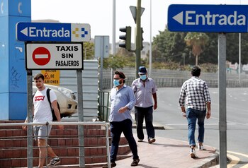 Una persona pasa por la