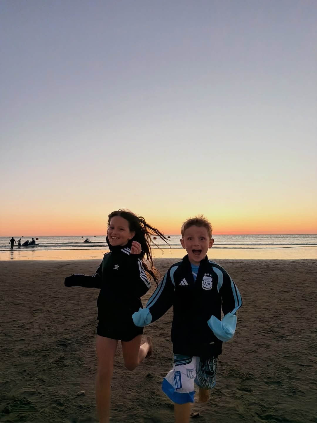 Francesa y Bautista, los hijos de Cami y Rodrigo de Paul, disfrutando a pleno de la playa
