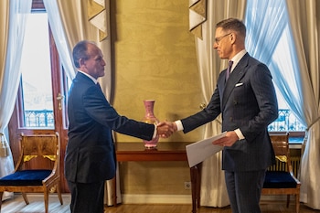 El embajador peruano, Renato Reyes, en una reunión previa con el presidente de Finlandia.