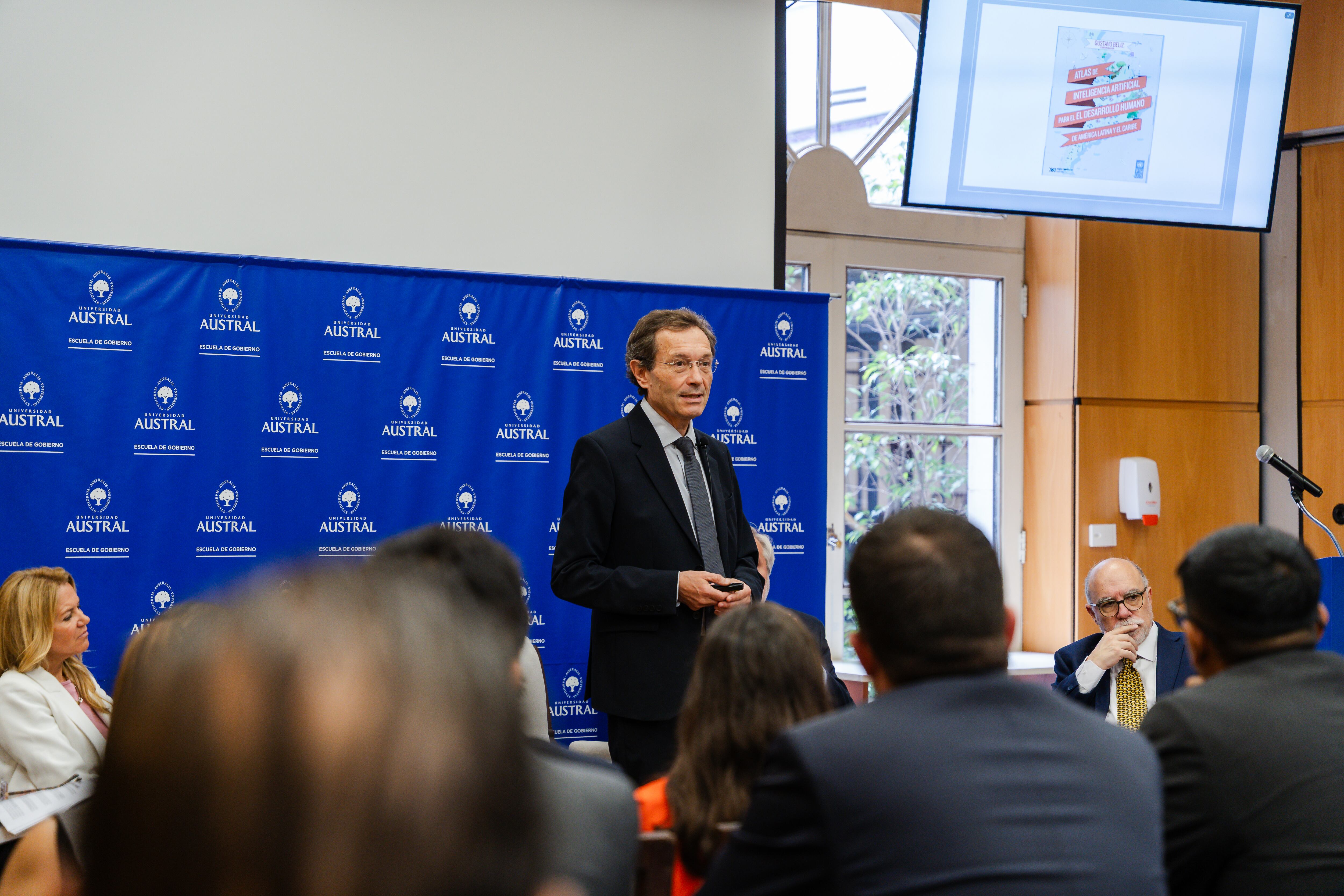 Gustavo Béliz durante su exposición (Somos Magma)