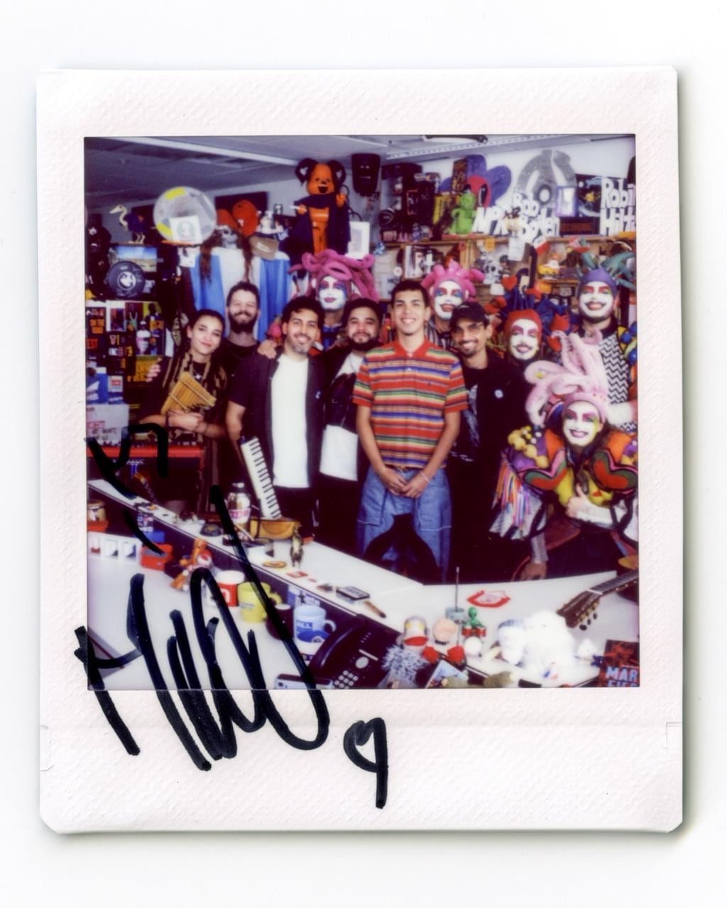 La presentación de Milo J en Tiny Desk incluyó símbolos como la bandera argentina y homenajes a referentes culturales como Mercedes Sosa y el Martín Fierro