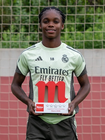 La delantera colombiana Linda Caicedo con el premio que le otorga el reconocimiento a su labor por lo hecho en el mezs de marzo-crédito @realmadridfem/X
