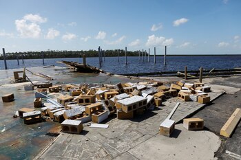 Ladrillos y escombros tras el paso del huracán Helene por Steinhatchee, Florida (REUTERS/Octavio Jones)