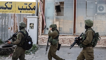 Israel anuncia la detención de tres policías de la Autoridad Palestina acusados de "agredir a un israelí"