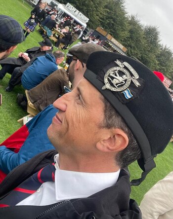 En su birrete, llamado Glengarry,