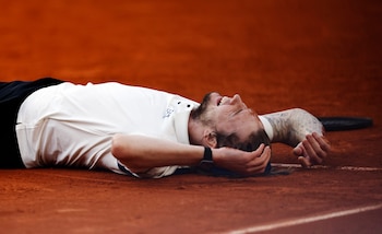 Eliminó al Nº 5 del mundo y emocionó a Roland Garros: su alocado festejo Eliminó al Nº 5 del mundo y emocionó a Roland Garros: su alocado festejo