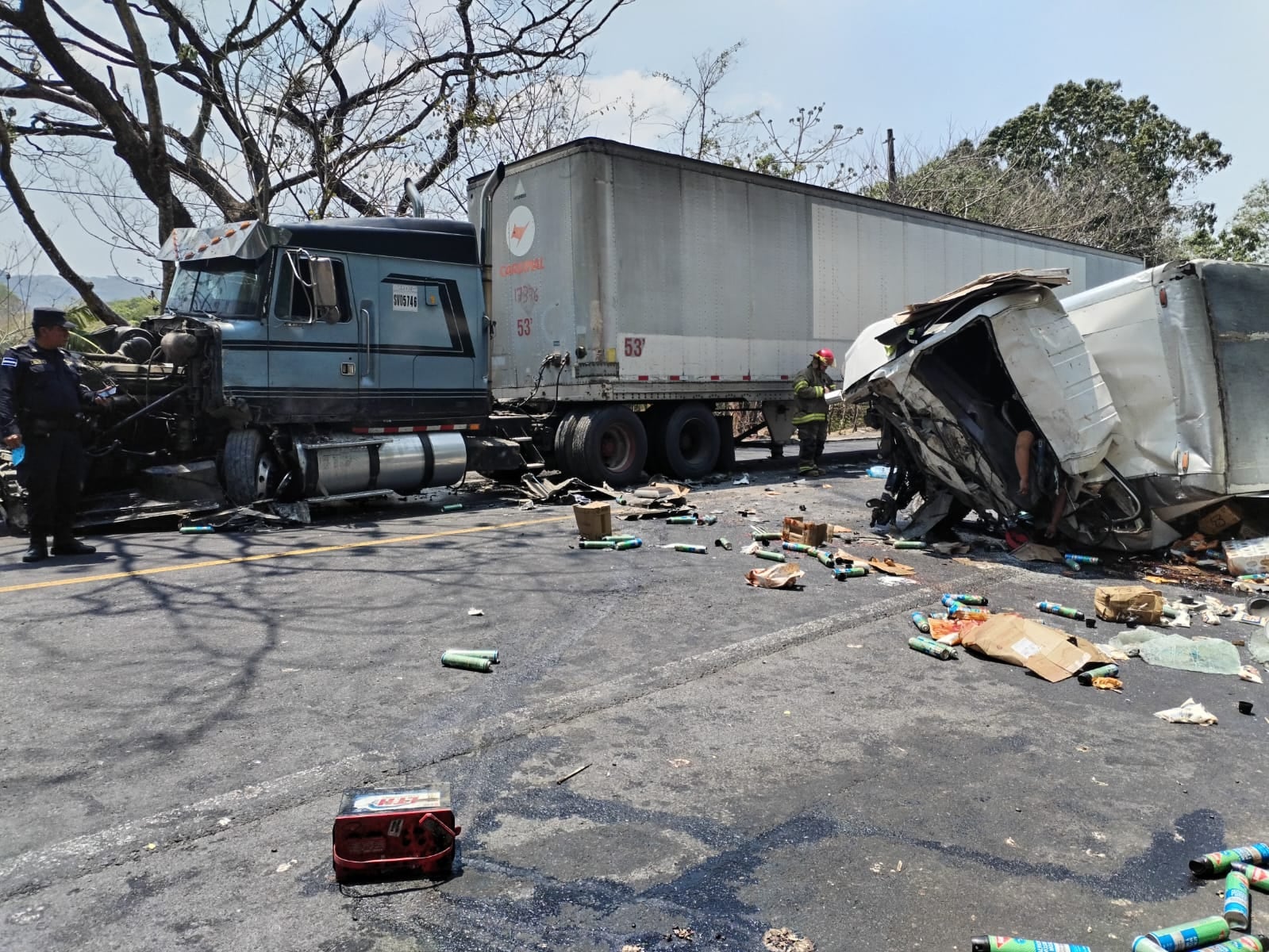 Un accidente entre un camión de carga y una rastra en la carretera Panamericana de El Salvador dejó un fallecido y un lesionado, según el Viceministerio de Transporte. (Foto cortesía Comandos de Salvamento)