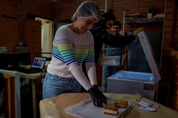Una mujer prepara unas galletas