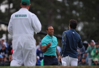 Tiger Woods saluda al chileno