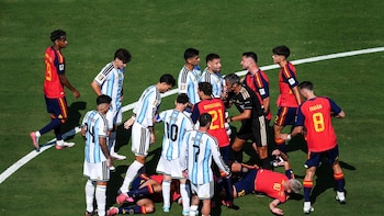 La FIFA sanciona con diez partidos a Leandro Paredes y con siete a Nahuel Molina