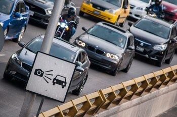 CIUDAD DE MÉXICO, 27JULIO2018.- Cámaras de fotomultas que infraccionan a los automovilistas que rebasan los límites de velocidad permitido en el Circuito Interior. La jefa de gobierno electa de la Ciudad de México, Claudia Sheinbaum, presentará su programa de movilidad a finales de agosto en el cual pretende modificar el reglamento de tránsito para que ya no existan este tipo de infracciones.
FOTO: DIEGO SIMÓN SÁNCHEZ /CUARTOSCURO.COM