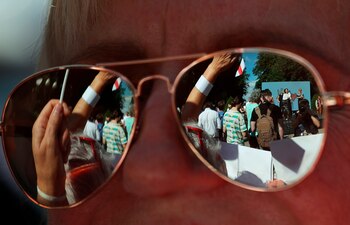 Unas gafas de sol reflejan