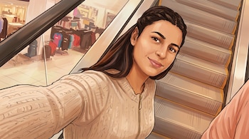 Una mujer de pelo largo y trenza se toma una selfi en una escalera mecánica. Al fondo se ven tiendas de ropa y estantes.