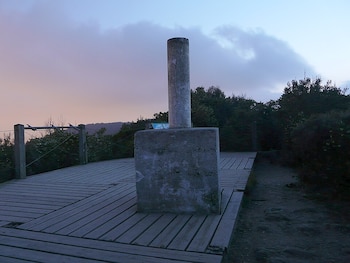 Un poste de piedra con una base grande.