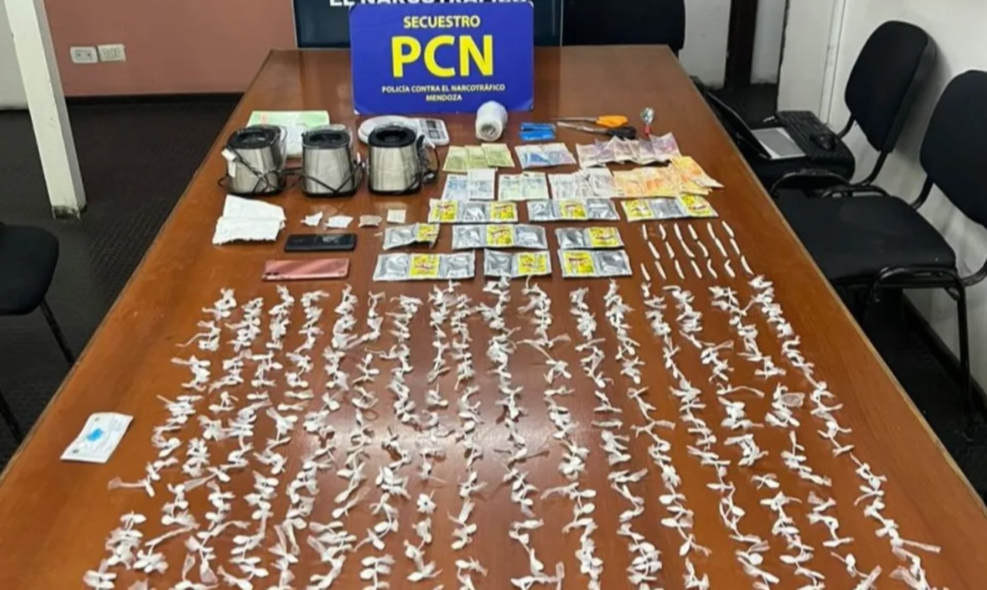 Elementos secuestrados en allanamientos realizados en Godoy Cruz, Mendoza, incluyen numerosas dosis de cocaína, dinero en efectivo y otros objetos relacionados con el narcotráfico. (Los Andes)