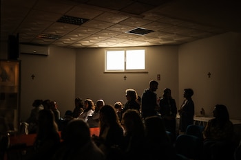 La congregación de la Prelatura de San Pedro y San Pablo, en el sótano de un centro comercial de Fátima, Portugal (Photo by PATRICIA DE MELO MOREIRA / AFP)