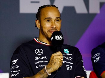 Lewis Hamilton volvió a sacudir la Fórmula 1 al contar quién quiere que lo reemplace en Mercedes (REUTERS/Rula Rouhana)