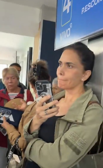 Una de las mujeres apoyo a la afectada.