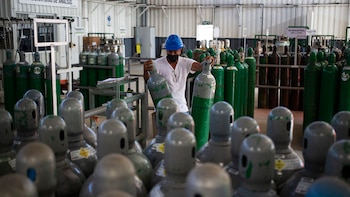 Un trabajador llena tanques de