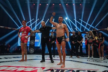 Dos luchadores terminaron con el rostro destrozado tras una brutal pelea