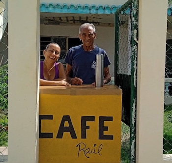 El investigador cubano vendió vino y posteriormente instaló un puesto de café junto a su hija para solventar los gastos familiares. (Foto cortesía redes sociales)