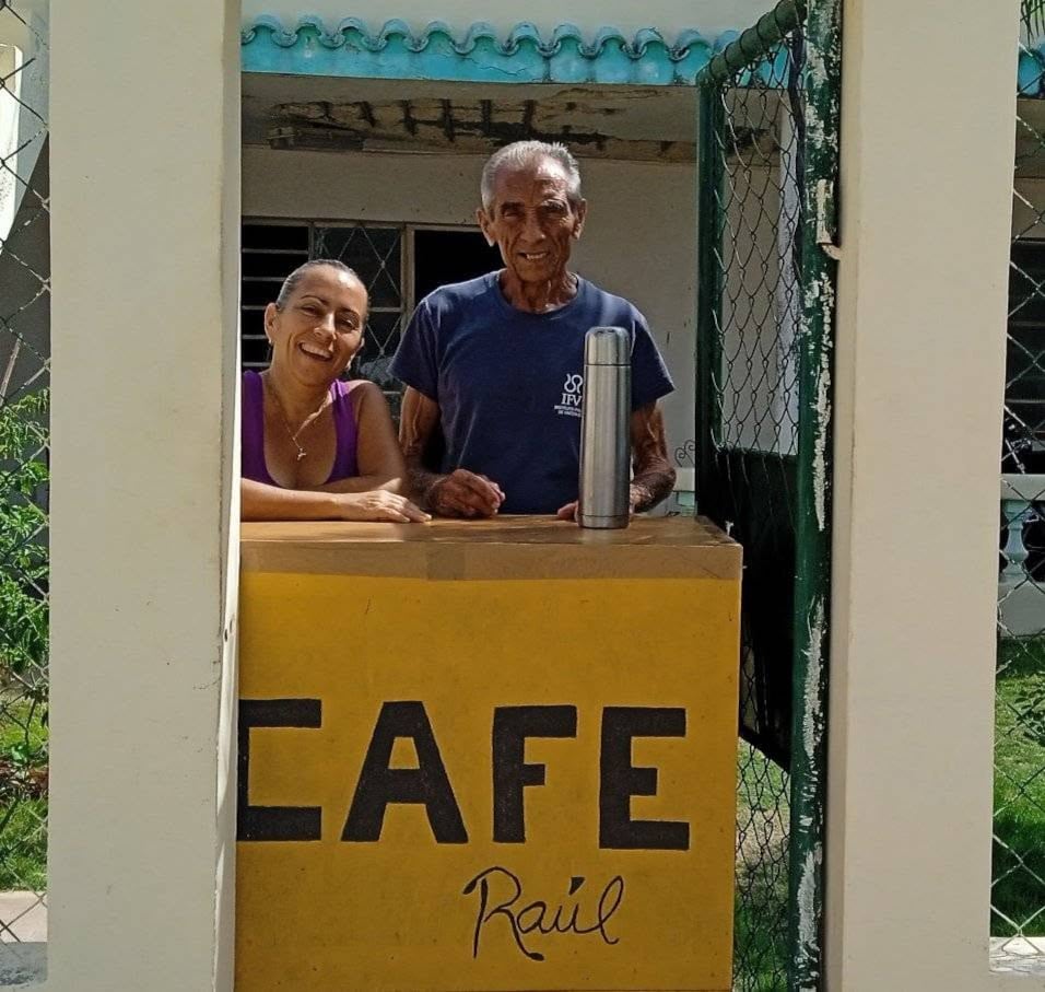 El investigador cubano vendió vino y posteriormente instaló un puesto de café junto a su hija para solventar los gastos familiares. (Foto cortesía redes sociales)